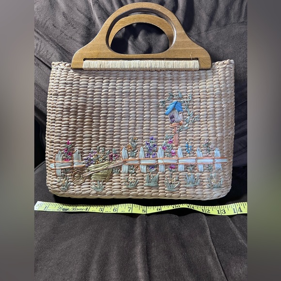 Straw purse with floral garden scene sewn on front with wooden handles - Picture 1 of 10